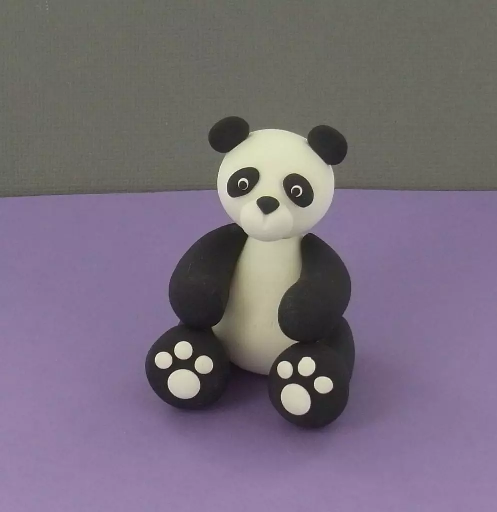 Panda da Plasticline (33 foto): Come farlo passo dopo passo con una cagna? Come rendere gradualmente un panda semplice ai bambini? Modellazione di altre figure 27209_2