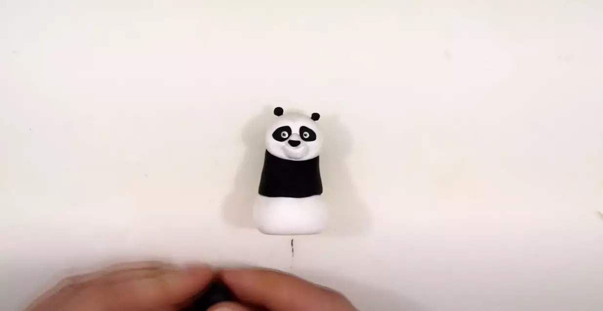 Panda da Plasticline (33 foto): Come farlo passo dopo passo con una cagna? Come rendere gradualmente un panda semplice ai bambini? Modellazione di altre figure 27209_20