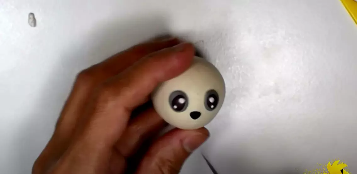 Panda da Plasticline (33 foto): Come farlo passo dopo passo con una cagna? Come rendere gradualmente un panda semplice ai bambini? Modellazione di altre figure 27209_24