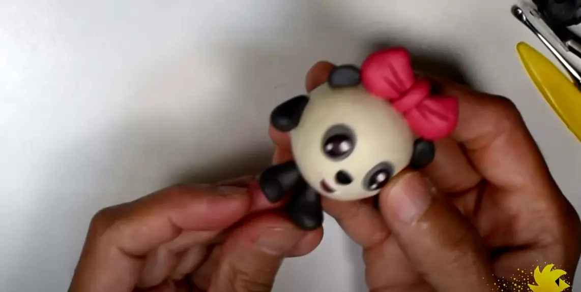Panda aus Knetmasse (33 Fotos): wie man es Schritt mit einer Hündin Schritt machen? Wie allmählich eine einfache Panda für Kinder machen? Modellierung anderen Figuren 27209_26