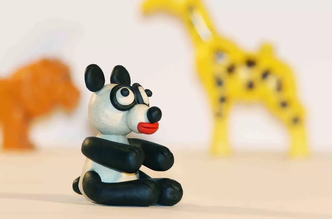 Panda saka plastik (33 foto): Cara nggawe langkah-langkah kanthi langkah karo sundel? Kepiye carane nggawe panda sing gampang kanggo bocah-bocah mboko sithik? Modeling tokoh liyane 27209_29