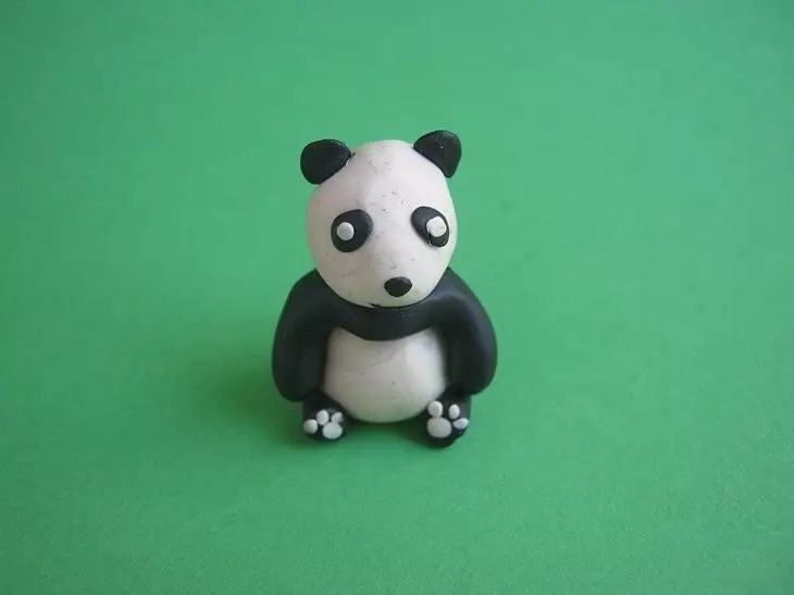 Panda da Plasticline (33 foto): Come farlo passo dopo passo con una cagna? Come rendere gradualmente un panda semplice ai bambini? Modellazione di altre figure 27209_3