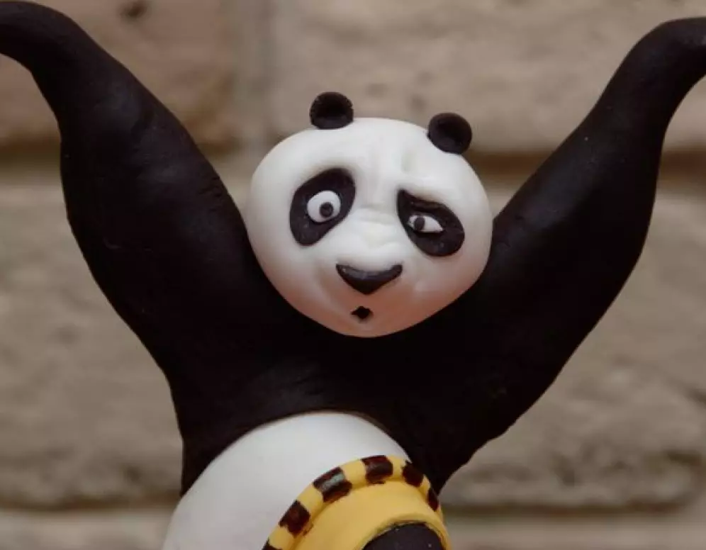 Panda saka plastik (33 foto): Cara nggawe langkah-langkah kanthi langkah karo sundel? Kepiye carane nggawe panda sing gampang kanggo bocah-bocah mboko sithik? Modeling tokoh liyane 27209_30