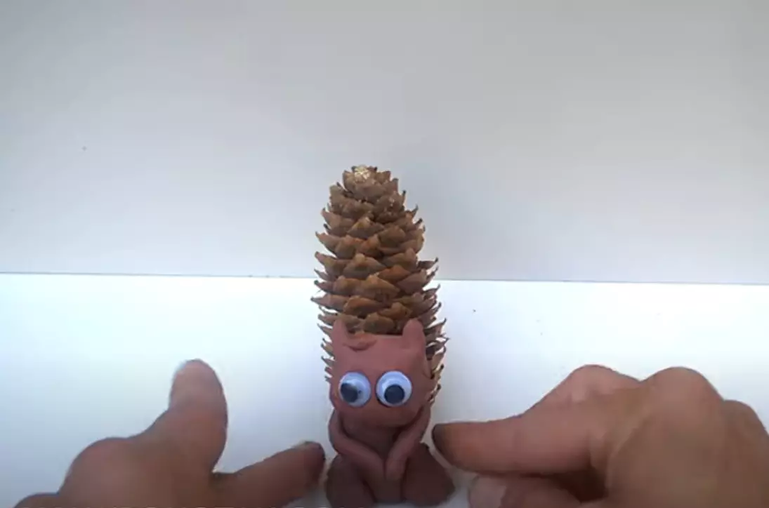 Squirrel made of cones and plasticine: how to make a crawler on a step-by-step master class children? Tools and Materials for Work 27210_31