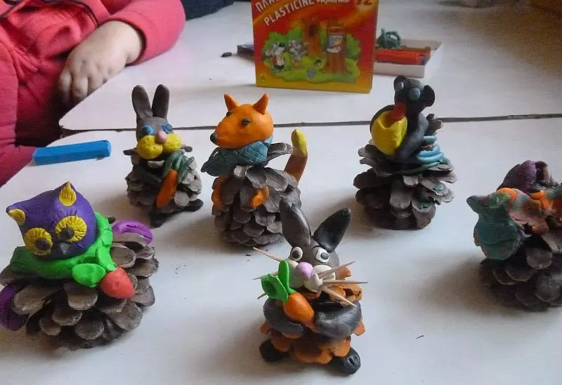 Eekhoorn gemaakt van kegels en plasticine: hoe maak je een crawler op een stapsgewijze masterclass-kinderen? Gereedschappen en materialen voor werk 27210_4