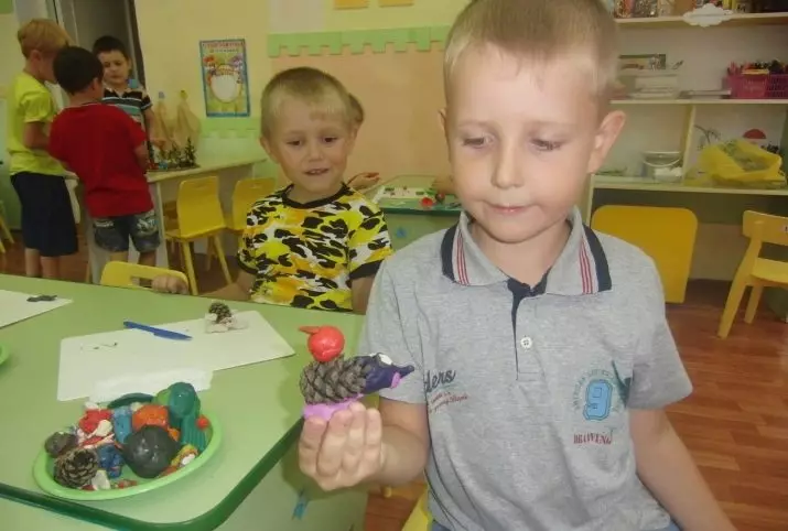 Ardilla hecha de conos y plastilina: cómo hacer un rastreador en un niños de la clase maestra paso a paso? Herramientas y materiales del arte 27210_7