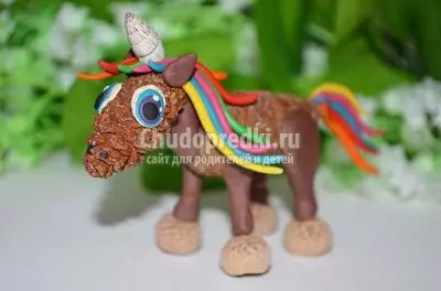 Ukungaboni i-Unicorn: Ungayenza njani inyathelo leplastiki elikhanyayo ngenyathelo? Sikroba imanyano kunye namagqabi ngokuthe chu ngokuthe ngcembe benze ngokwakho. I-Lajk kunye nabantwana bezinye ii-crafts 27211_33