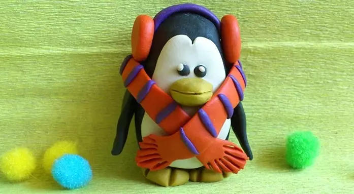 Пингвин од Пластилин (45 фотографии): Како да направите деца со конуси? Како да направите чекор-по-чекор со желади? Моделирање на картон со свои раце