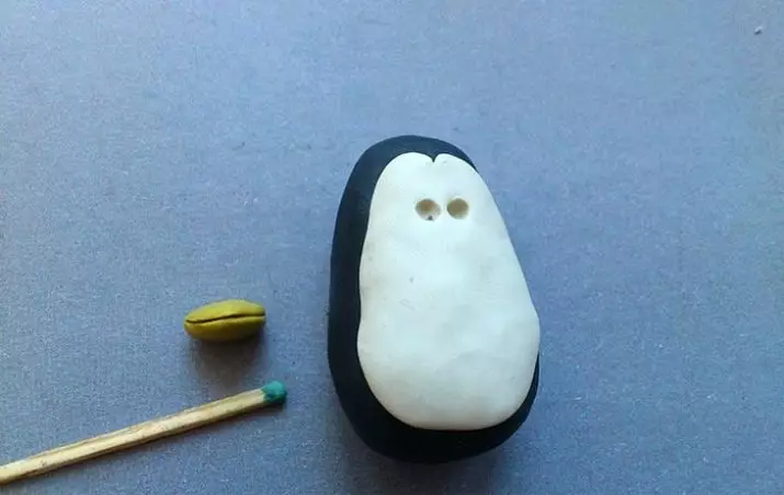 Pinguin aus Knetmasse (45 Fotos): Wie Kinder mit Zapfen machen? Wie machen Sie Schritt für Schritt mit Eicheln? Modellierung auf Karton mit eigenen Händen 27213_17