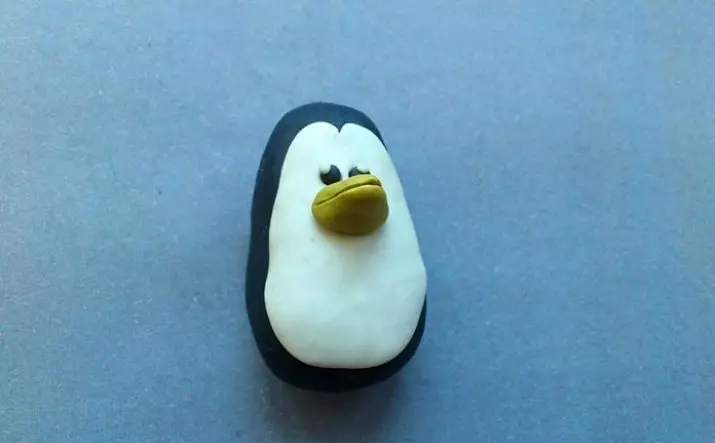 Пингвин од Пластилин (45 фотографии): Како да направите деца со конуси? Како да направите чекор-по-чекор со желади? Моделирање на картон со свои раце 27213_18