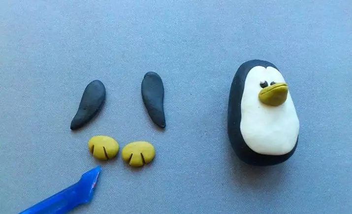 Pinguino da Plasticline (45 foto): Come rendere i bambini con coni? Come effettuare un passo passo con le ghiande? Modellazione su cartone con le tue mani 27213_19