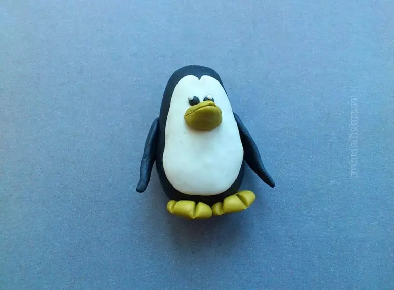 Penguinからのペンギン（45枚の写真）：コーンで子供を作る方法は？ドングリとステップバイステップの作り方？あなた自身の手を持つ段ボールのモデリング 27213_20