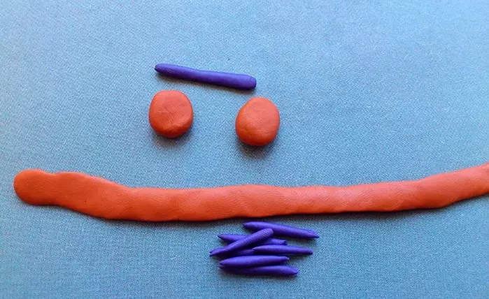 Plasticine (45 فوٹو) سے پینگوئن: کس طرح بچوں کو شنک بنانے کے لئے؟ Acorns کے ساتھ قدم بہ قدم کیسے بنائیں؟ اپنے ہاتھوں کے ساتھ گتے پر ماڈلنگ 27213_21