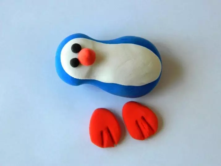 Pinguino da Plasticline (45 foto): Come rendere i bambini con coni? Come effettuare un passo passo con le ghiande? Modellazione su cartone con le tue mani 27213_28