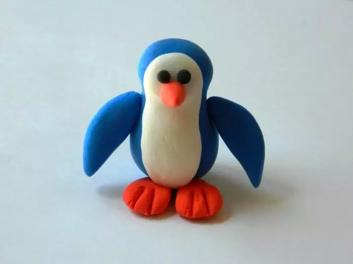 Pinguino da Plasticline (45 foto): Come rendere i bambini con coni? Come effettuare un passo passo con le ghiande? Modellazione su cartone con le tue mani 27213_30