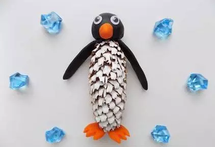 Penguinからのペンギン（45枚の写真）：コーンで子供を作る方法は？ドングリとステップバイステップの作り方？あなた自身の手を持つ段ボールのモデリング 27213_35