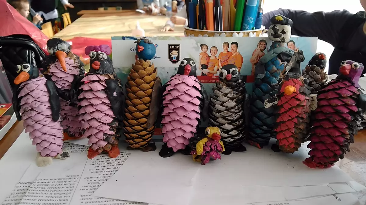 Penguin din plasticină (45 de fotografii): Cum să faci copii cu conuri? Cum să faci pas cu pas cu ghicitorii? Modelarea pe carton cu propriile mâini 27213_36