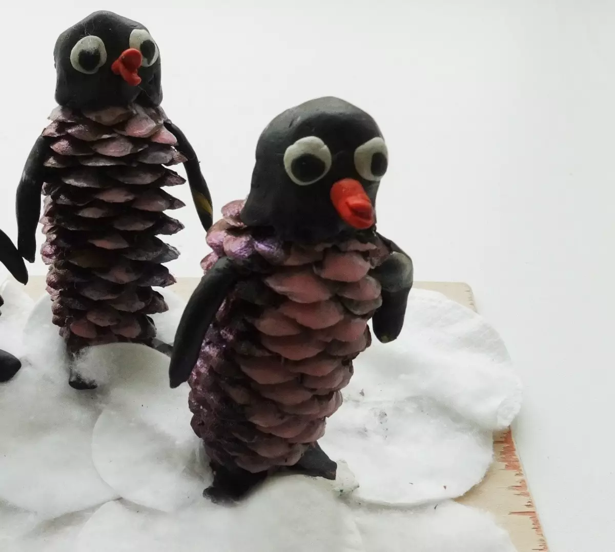 Pingvin från plasticine (45 bilder): Hur man gör barn med koner? Hur gör man steg för steg med ekollon? Modellering på kartong med egna händer 27213_37