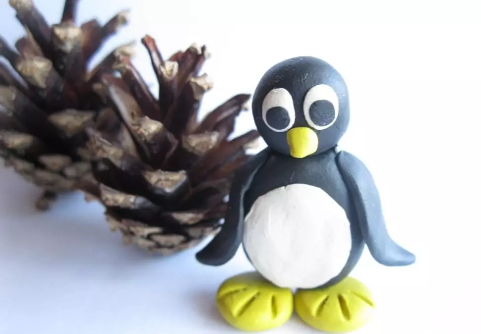 Penguinからのペンギン（45枚の写真）：コーンで子供を作る方法は？ドングリとステップバイステップの作り方？あなた自身の手を持つ段ボールのモデリング 27213_4