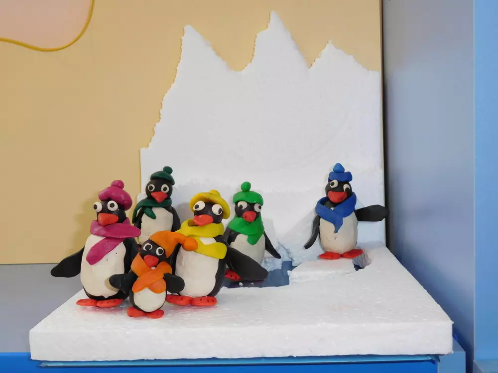 Pingvin från plasticine (45 bilder): Hur man gör barn med koner? Hur gör man steg för steg med ekollon? Modellering på kartong med egna händer 27213_5