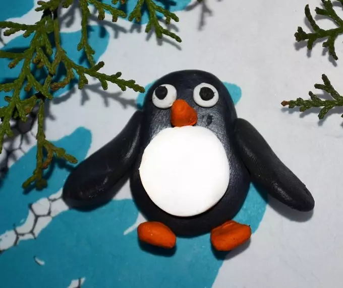 Pinguino da Plasticline (45 foto): Come rendere i bambini con coni? Come effettuare un passo passo con le ghiande? Modellazione su cartone con le tue mani 27213_7