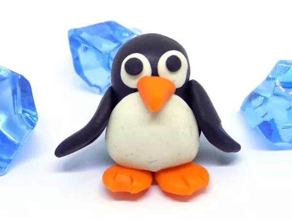 Pinguino da Plasticline (45 foto): Come rendere i bambini con coni? Come effettuare un passo passo con le ghiande? Modellazione su cartone con le tue mani 27213_8