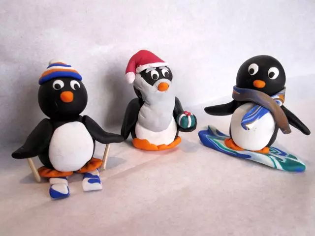Pinguino da Plasticline (45 foto): Come rendere i bambini con coni? Come effettuare un passo passo con le ghiande? Modellazione su cartone con le tue mani 27213_9