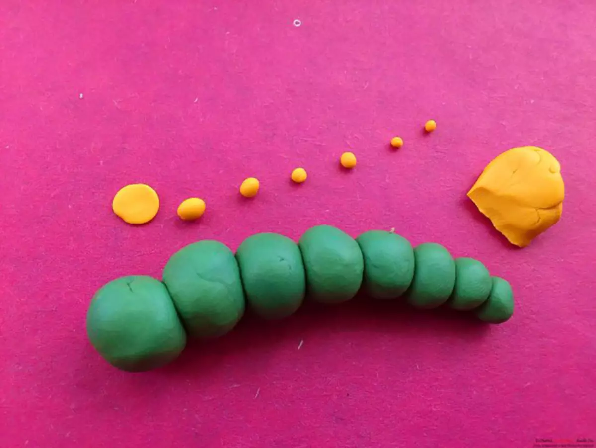 Caterina Caterpillar (51 poze): cum să-l facă cu castane? Cum de a face din plastilină cu ghinde? Impresionant pentru copii de 3-4 și 5-6 ani 27214_12