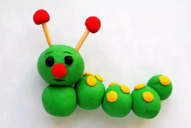 Caterina caterpillar (51 foto): come farlo con le castagne? Come fare da plastilina con le ghiande? Impressionante per i bambini di 3-4 e 5-6 anni 27214_16