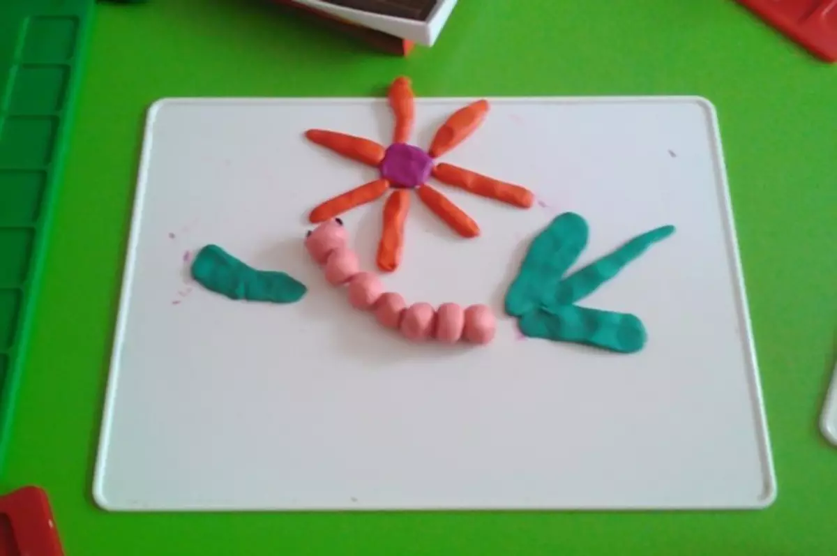 Caterina Caterpillar (51 poze): cum să-l facă cu castane? Cum de a face din plastilină cu ghinde? Impresionant pentru copii de 3-4 și 5-6 ani 27214_48