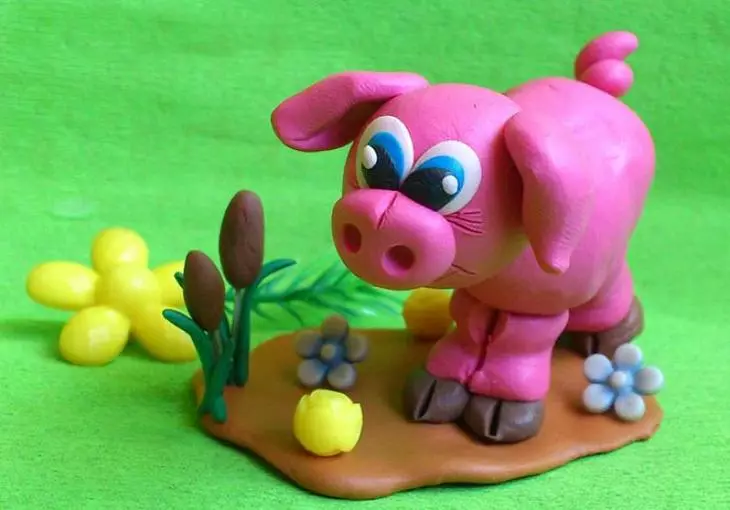 Plastilin Ferkel: wie ein Schwein aus Knetmasse und Beulen machen? Wie ein gelbes Schwein in Stufen für Kinder zu machen? Modellierung andere Schweine do it yourself
