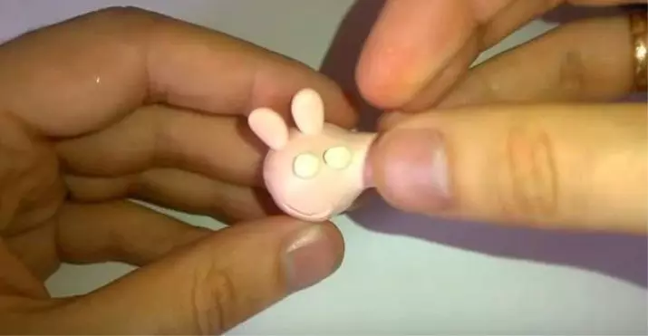 Piglet Plasticine: Bagaimana Membuat Pork dari Plasticine and Bumps? Bagaimana untuk membuat babi kuning secara berperingkat untuk kanak-kanak? Pemodelan babi lain melakukannya sendiri 27216_25