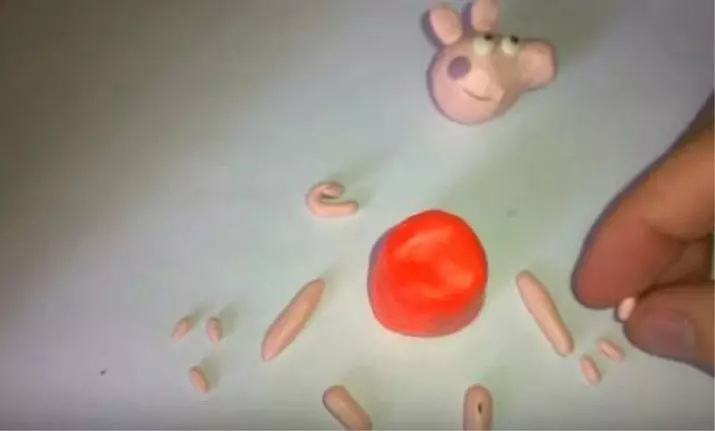 Piglet Plasticine: Bagaimana Membuat Pork dari Plasticine and Bumps? Bagaimana untuk membuat babi kuning secara berperingkat untuk kanak-kanak? Pemodelan babi lain melakukannya sendiri 27216_27