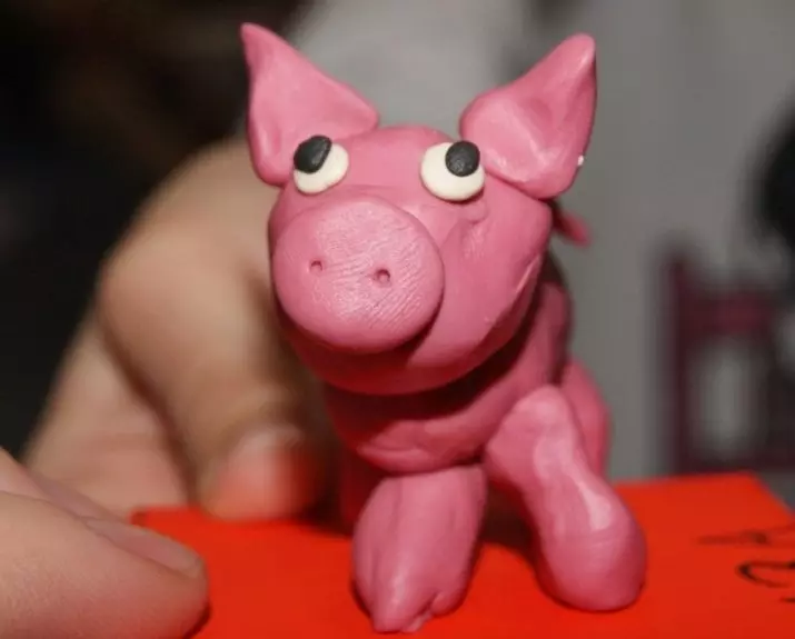 Piglet Plasticine: Meriv çawa porkek ji plastîk û bertekan çêkir? Meriv çawa li qonaxan ji bo zarokan pigek zer dike? Modeling Modelên Pigsên din Bi Xwe Dikin 27216_6