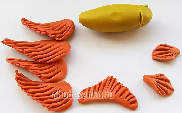 ပလပ်စတစ်မှငါး - ကလေးများအတွက်ကတ်ထူပြားပေါ်တွင်ငါး modeling ။ သင့်လက်ဖြင့်အဆင့်ဆင့်တွင်ရွှေငါးများကိုမည်သို့ပြုလုပ်ရမည်နည်း။ ငါးဓားနှင့်လူရွှင်တော်ငါးခြေလှမ်းတစ်လှမ်း 27217_10