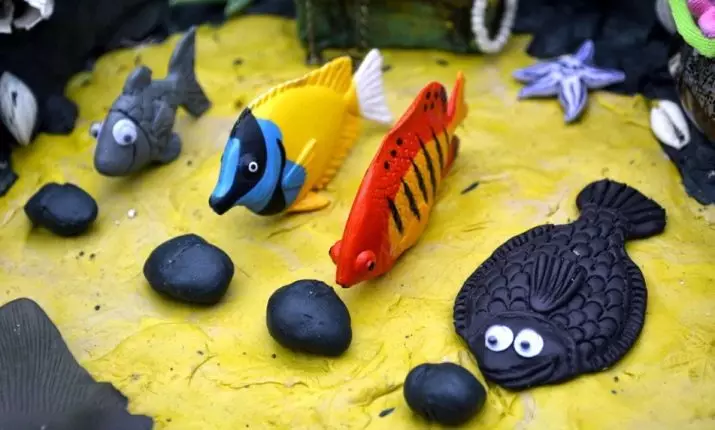 Fish of Plasticine: Fish modellezés a gyermekek kartonján. Hogyan készítsünk egy arany halat a saját kezével? Lepim a hal kard és egy bohóc hal lépésről lépésre 27217_11