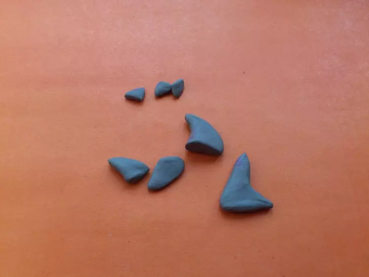 Kala Plasticine: Fish modelleerimine papil lastele. Kuidas teha kuldkala etappidena oma kätega? Lepim kala mõõk ja kloun kala samm-sammult 27217_16