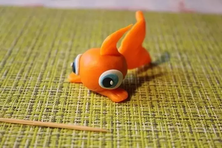 Fisk från plasticine: Fiskmodellering på kartong för barn. Hur man gör en guldfisk i stadier med egna händer? Lepim Fish Sword och en clown fisk steg för steg 27217_21