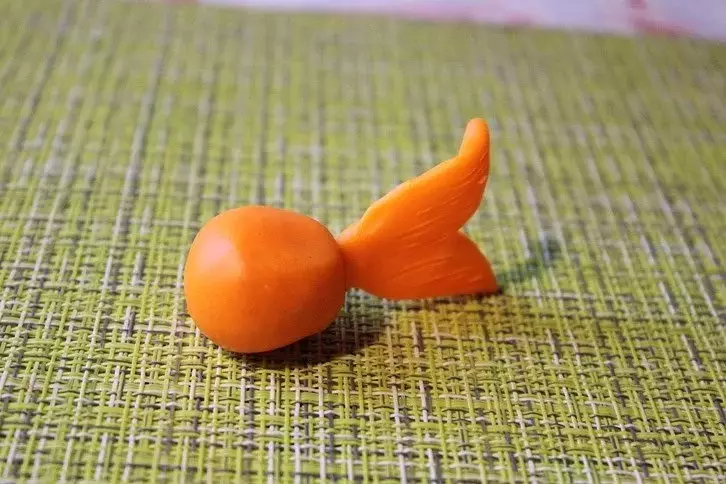 Fish of Plasticine: Fish modellezés a gyermekek kartonján. Hogyan készítsünk egy arany halat a saját kezével? Lepim a hal kard és egy bohóc hal lépésről lépésre 27217_25