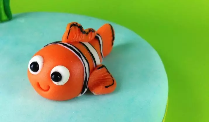 Fish of Plasticine: Fish modellezés a gyermekek kartonján. Hogyan készítsünk egy arany halat a saját kezével? Lepim a hal kard és egy bohóc hal lépésről lépésre 27217_26