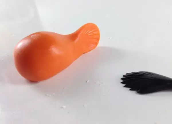 Pesce dalla plastilina: modellazione di pesce sul cartone per bambini. Come fare un pesce d'oro in fasi con le tue mani? Lepim la spada di pesce e un pesce clown passo dopo passo 27217_28