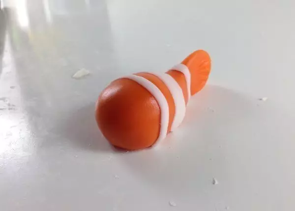 Los peces de plastilina: el modelado de pescado sobre cartón para los niños. Cómo hacer que un pez de oro en etapas con sus propias manos? Lepim el pez espada y un paso a paso pez payaso 27217_29