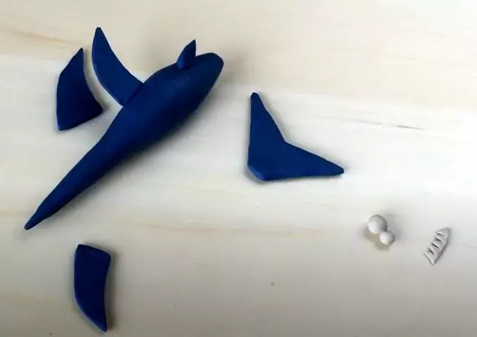 Ribe iz plastike: modeliranje rib na kartonu za otroke. Kako narediti zlato ribo v fazah z lastnimi rokami? Lepim ribji meč in klovn ribe korak za korakom 27217_32