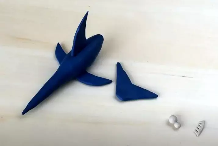 Fish of Plasticine: Fish modellezés a gyermekek kartonján. Hogyan készítsünk egy arany halat a saját kezével? Lepim a hal kard és egy bohóc hal lépésről lépésre 27217_33