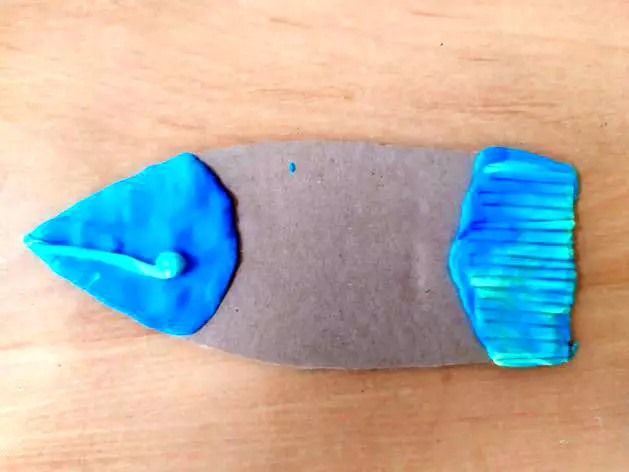 Peixe de plasticina: Modelagem de peixes em papelão para crianças. Como fazer um peixe dourado em etapas com suas próprias mãos? Lepim a espada de peixe e um peixe palhaço passo a passo 27217_38