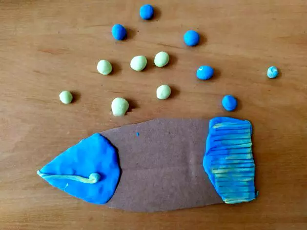 Pesce dalla plastilina: modellazione di pesce sul cartone per bambini. Come fare un pesce d'oro in fasi con le tue mani? Lepim la spada di pesce e un pesce clown passo dopo passo 27217_39