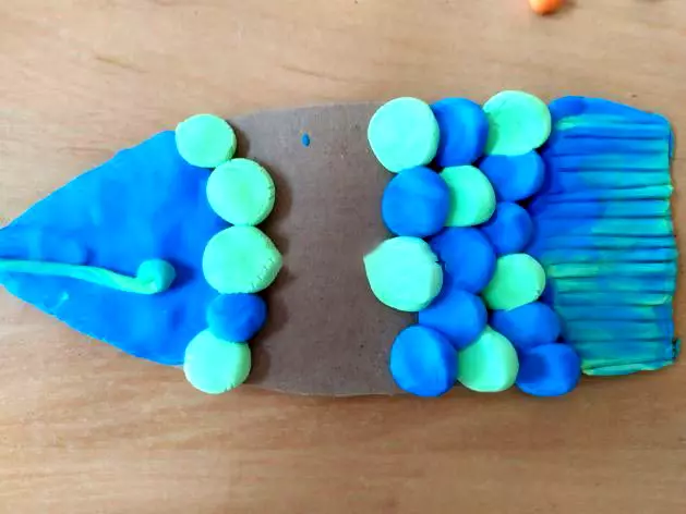 Plasticine سے مچھلی: بچوں کے لئے گتے پر مچھلی ماڈلنگ. اپنے ہاتھوں سے مراحل میں سونے کی مچھلی کیسے بنانا ہے؟ Lepim مچھلی تلوار اور ایک جواہرات مچھلی قدم قدم 27217_40