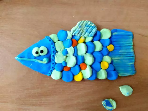 Ikan dari plastisin: Pemodelan ikan pada kardus untuk anak-anak. Bagaimana cara membuat ikan emas di tahap dengan tangan Anda sendiri? Lepim pedang ikan dan ikan badut langkah demi langkah 27217_41