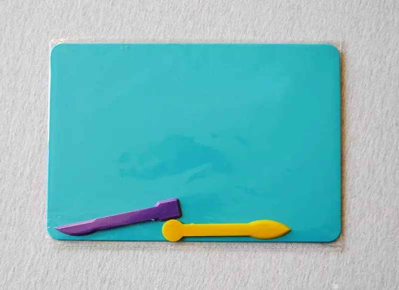 प्लास्टिकिन से मछली: बच्चों के लिए कार्डबोर्ड पर मछली मॉडलिंग। अपने हाथों से चरणों में सोने की मछली कैसे बनाएं? लेपिम मछली तलवार और एक जोकर मछली कदम से कदम 27217_5