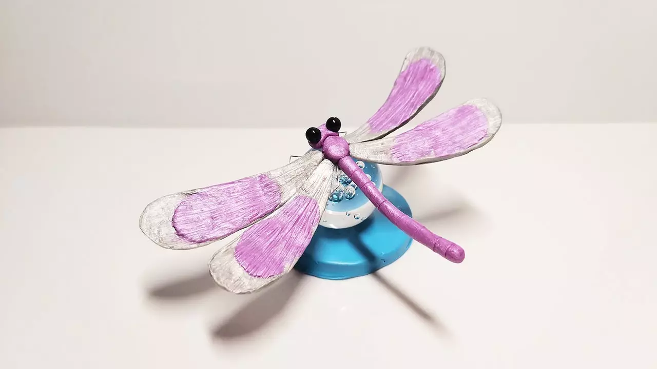 来自橡皮泥的蜻蜓：如何用天然材料制作孩子？逐步留下纸板。如何统计一只体积蜻蜓？